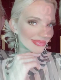 ����Ů��Ĵ���ϴ�ԣ�������Ļ��10����