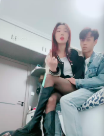 Ů���˿ѥ�ӵ����򹷣�������ָ���ӣ�ʱ��33����